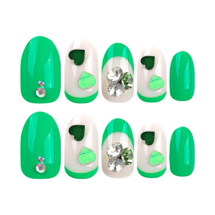 Kunstvolle Nagelverlängerungen mit liebenswerten Herzmotiven und Glitzerakzenten Karnz