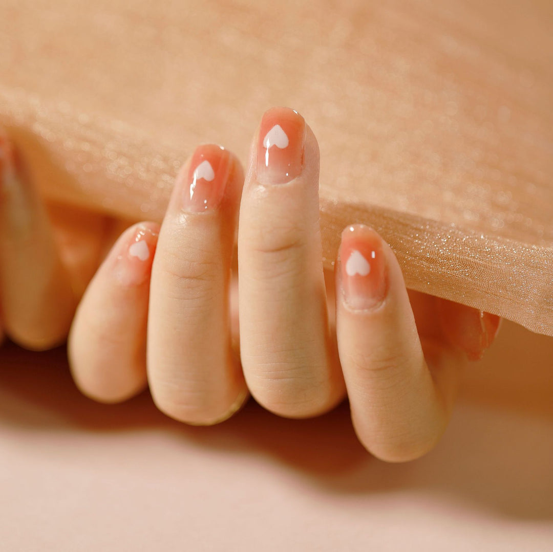 Künstliche Nagelgestaltung mit Herz-Motiv Karnz