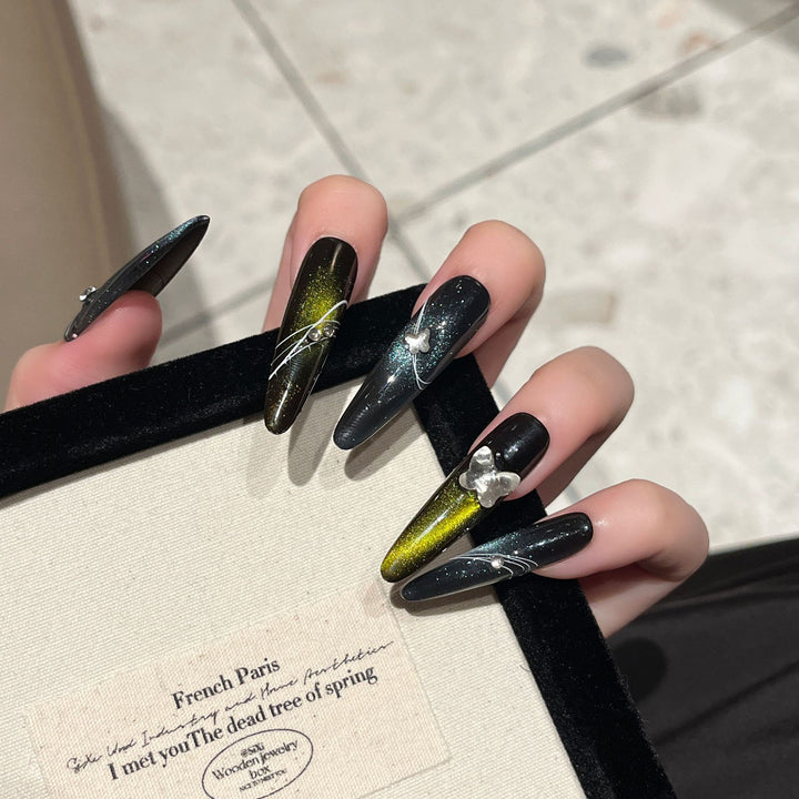 Künstlerische Stiletto-Nagelerweiterungen mit metallischen Akzenten Karnz