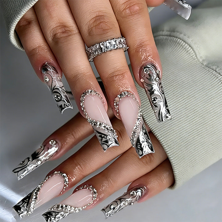Elegante Kunstnägel mit stilvollen Verzierungen Karnz