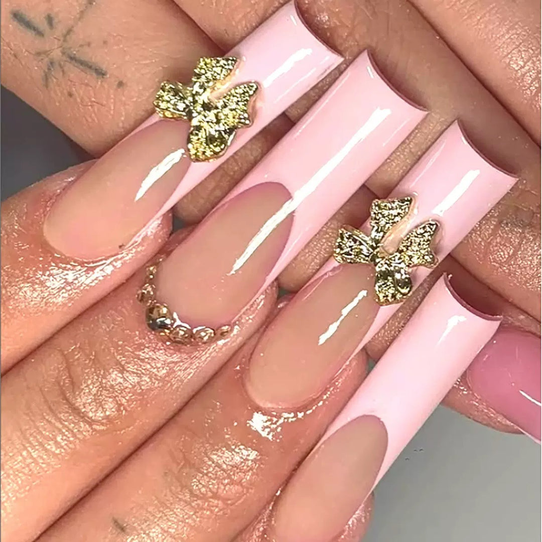 Kunstnagelspitzen mit glamourösen Blütenverzierungen Karnz