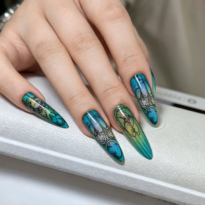 Kunstnägel Im Eleganten Stiletto-Design mit Kunstvollen Motiven Karnz