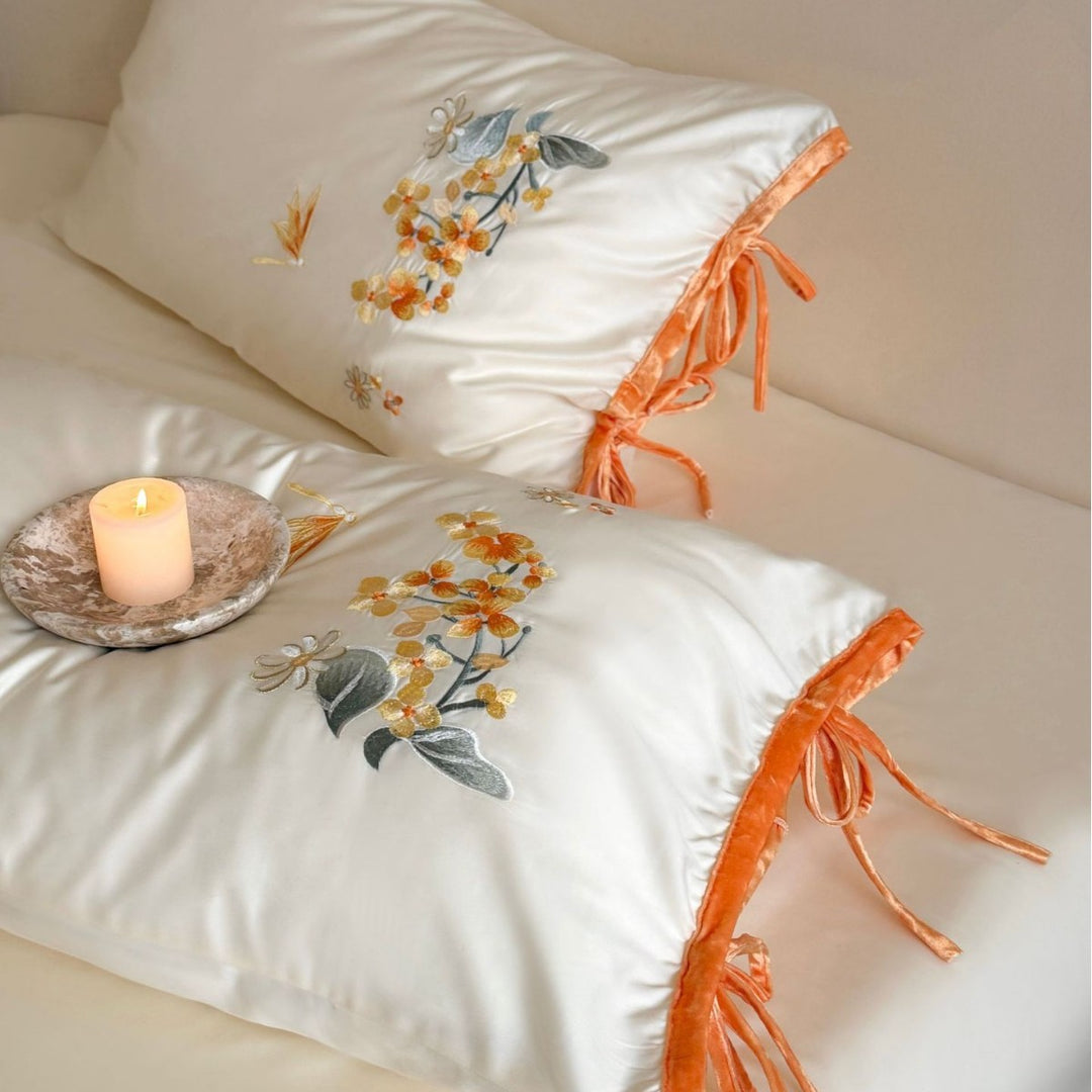 Luxuriöses Satin-Bettwäsche-Set mit floraler Stickerei und Schleifenapplikation