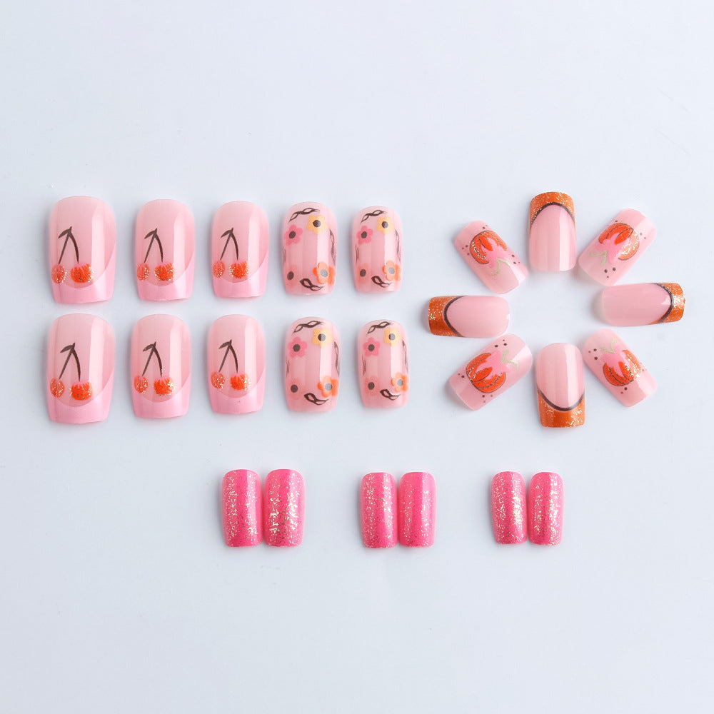 Kreatives florales Nagelkunstdesign Karnz