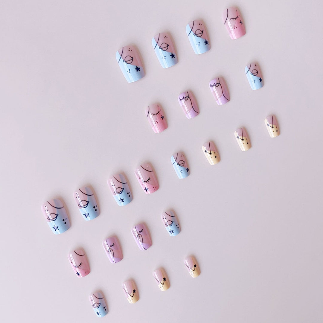 Kunstnagelset mit künstlerischen Motiven Karnz