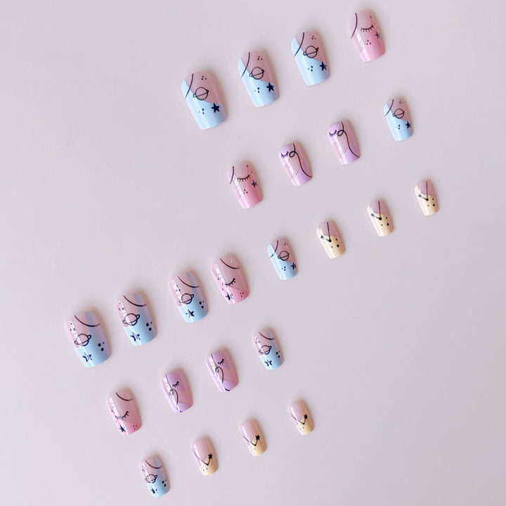 Kunstnagelset mit künstlerischen Motiven Karnz