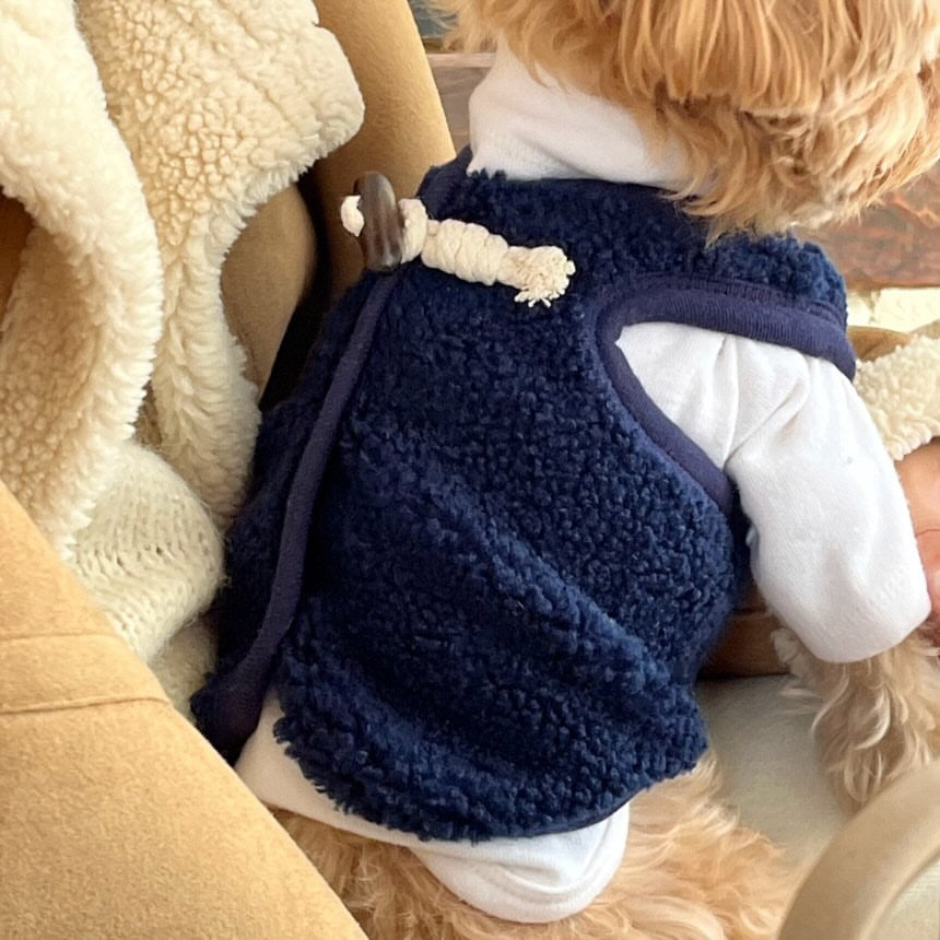 Sherpa-Fleece-Hundeweste mit Knopfverschluss und Harness-Schlitz