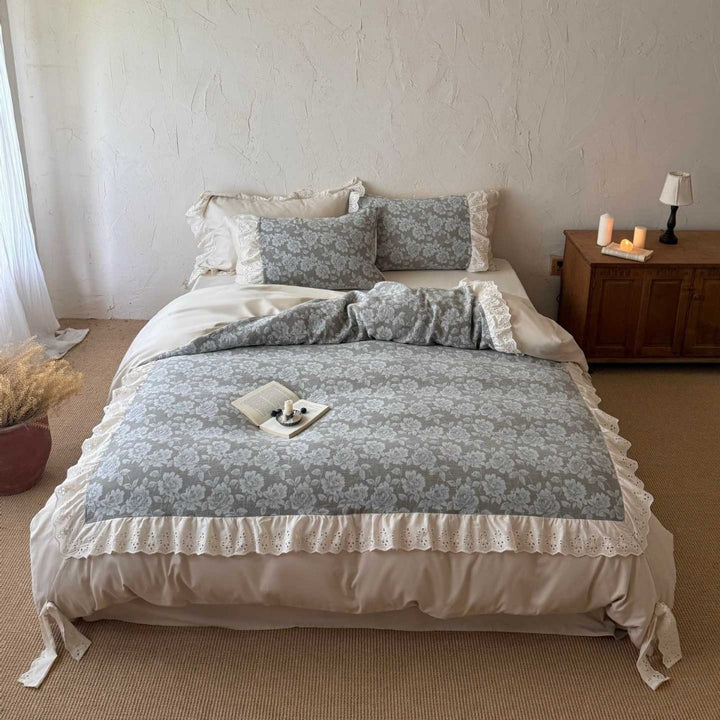 Romantische Bettwäschegarnitur aus Baumwollmix mit floraler Jacquard-Steppung und Spitzenvolant