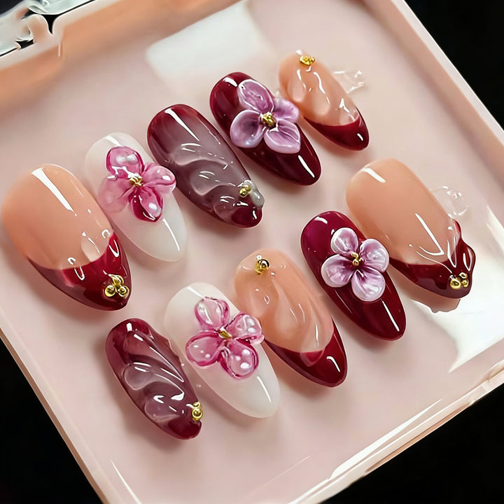 Künstlerisches Press-On-Nagelset mit floralen Akzenten