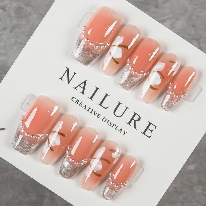 Dekoratives Press-On Nagelset mit floralen und Glitzerakzenten
