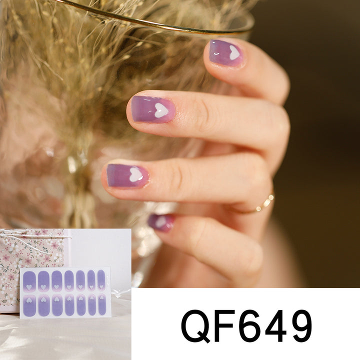 Künstliche Nagelkunst mit herzförmigen Designs und sanften Farbverläufen Karnz