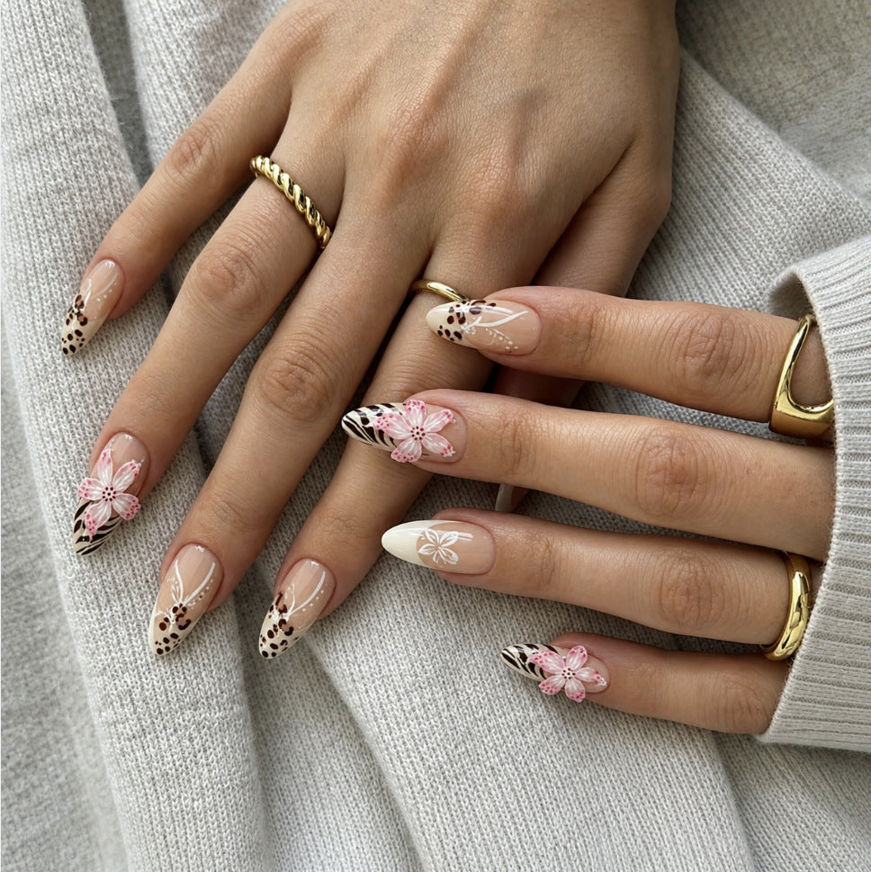 Kunstnägel mit Floralem Design und Elegantem Spitzenlook Karnz