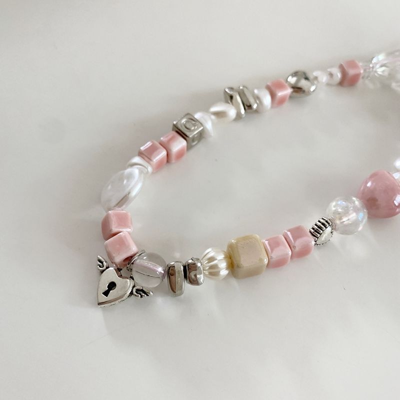 Charmantes Perlenhalsband Karnz