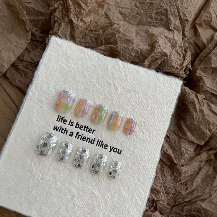 Dekoratives Press-On-Nägel-Set mit Glitzerakzenten