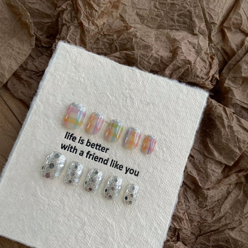 Dekoratives Press-On-Nägel-Set mit Glitzerakzenten