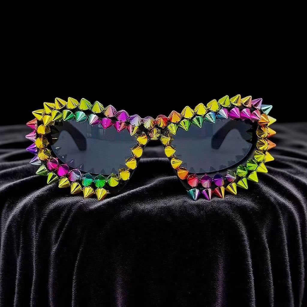 Damen Statement-Sonnenbrille mit kreativen Nietenakzenten Karnz