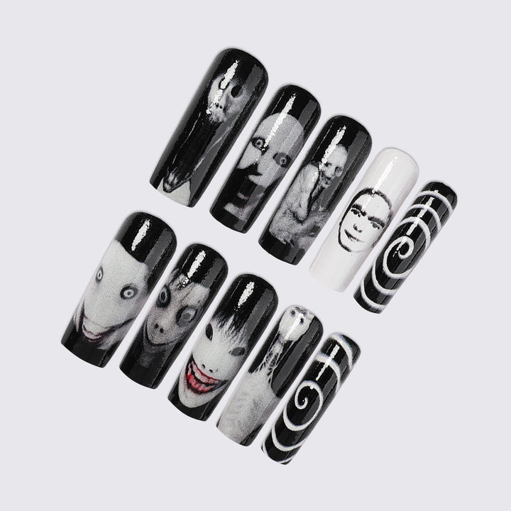Kreatives Kunstnagelset mit gruseligen Designmotiven Karnz
