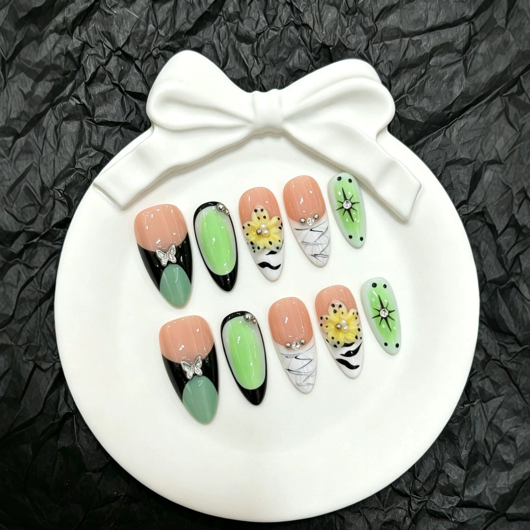 Künstlerisches Press-On Nagelkunstset mit floralen und Schmetterling-Akzenten