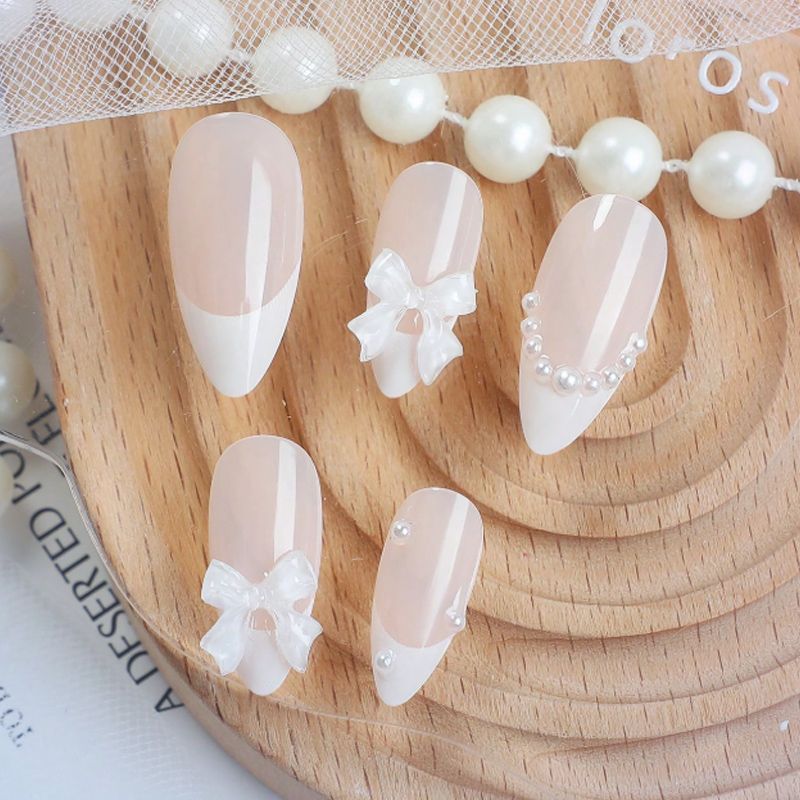 Kunstnagelset mit hochwertigen Designs und eleganten Verzierungen Karnz