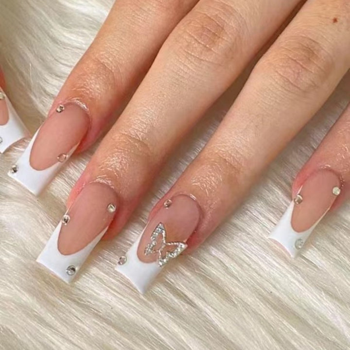 Elegante mit Glitzer verzierten French Tip Acrylnägel Karnz