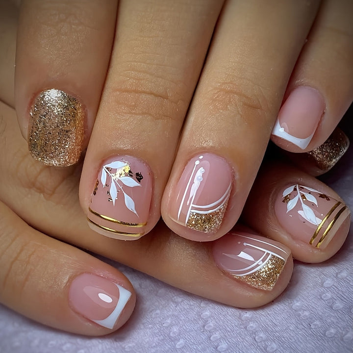 Elegante und kreative Kunstnägel mit Goldakzenten Karnz