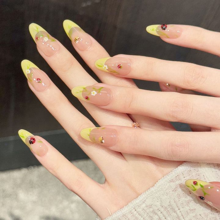 Künstlerisches Press-On-Nagelset mit floralen und Insektendesigns