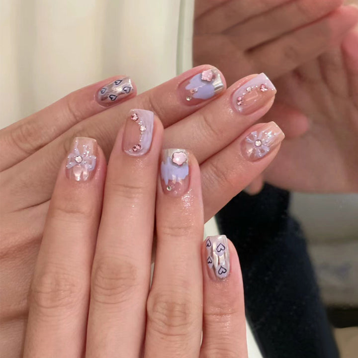 Künstlerisches Press-On-Nagelset mit Blumen- und Herzdesigns Karnz