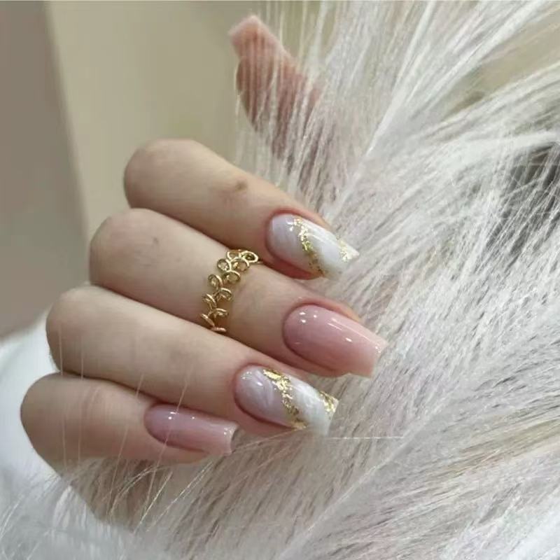 Elegante Kunstnagelspitzen mit glänzenden Goldakzenten Karnz