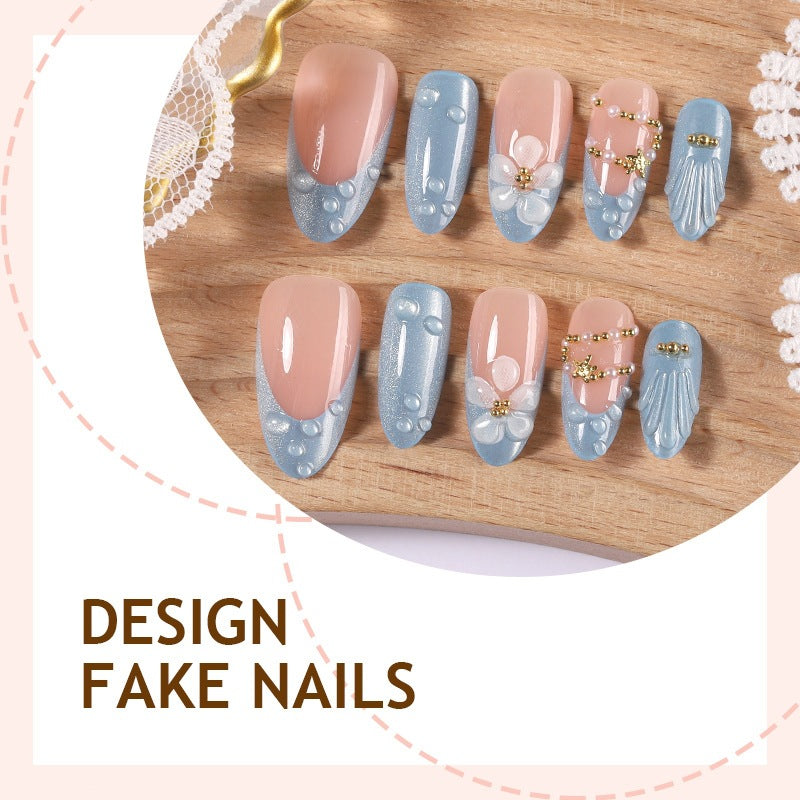 Kunstnagelset mit eleganten Blüten und Glitzerakzenten Karnz