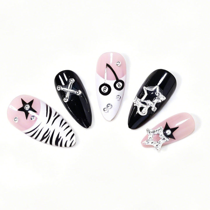 Dekorative Press-On Nagelkunst Tipps mit einzigartigen Akzenten Karnz