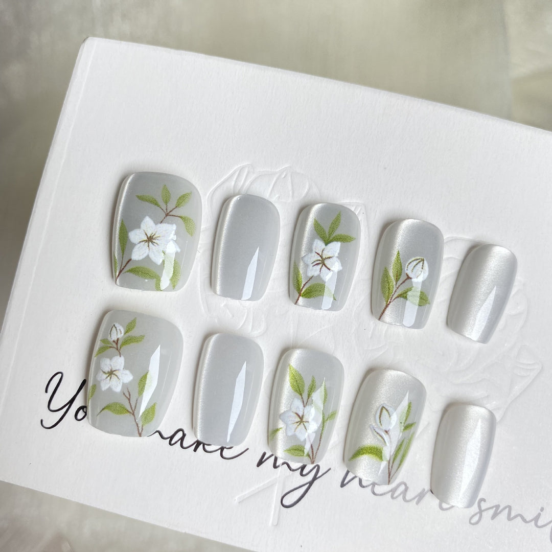 Elegante, von Blumen inspirierte Press-On-Nagelset