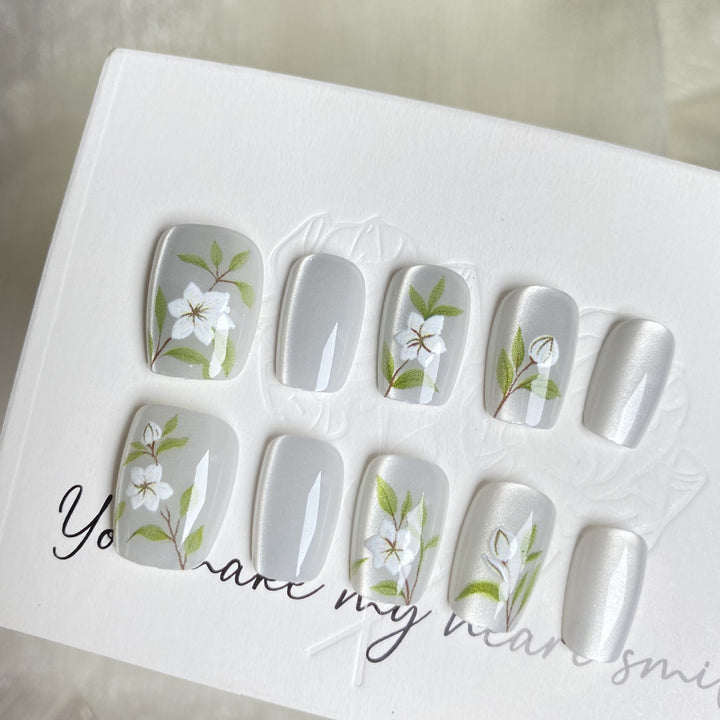 Elegante, von Blumen inspirierte Press-On-Nagelset