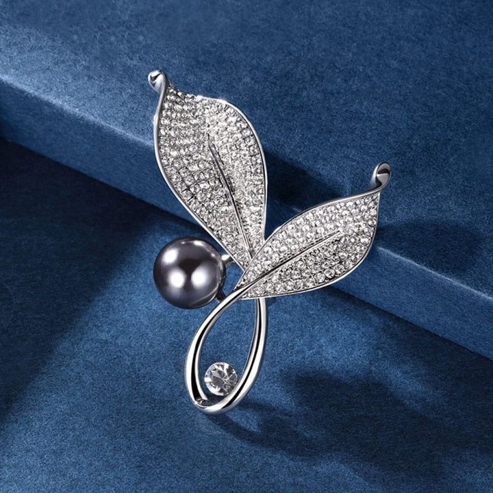Elegante und Glamouröse Brosche mit Perlen und Kristallen Karnz