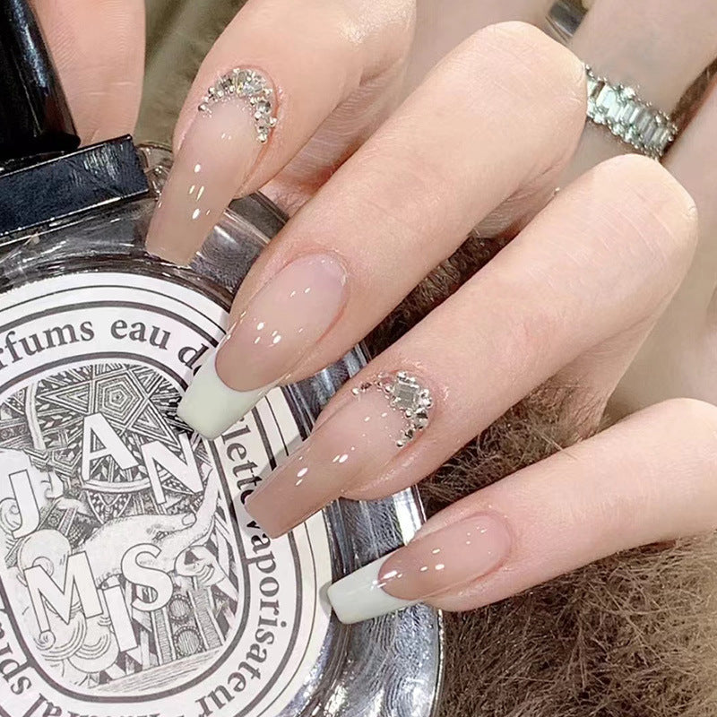 Kunstvolle Stiletto-Nägel mit Strass-Akzenten Karnz