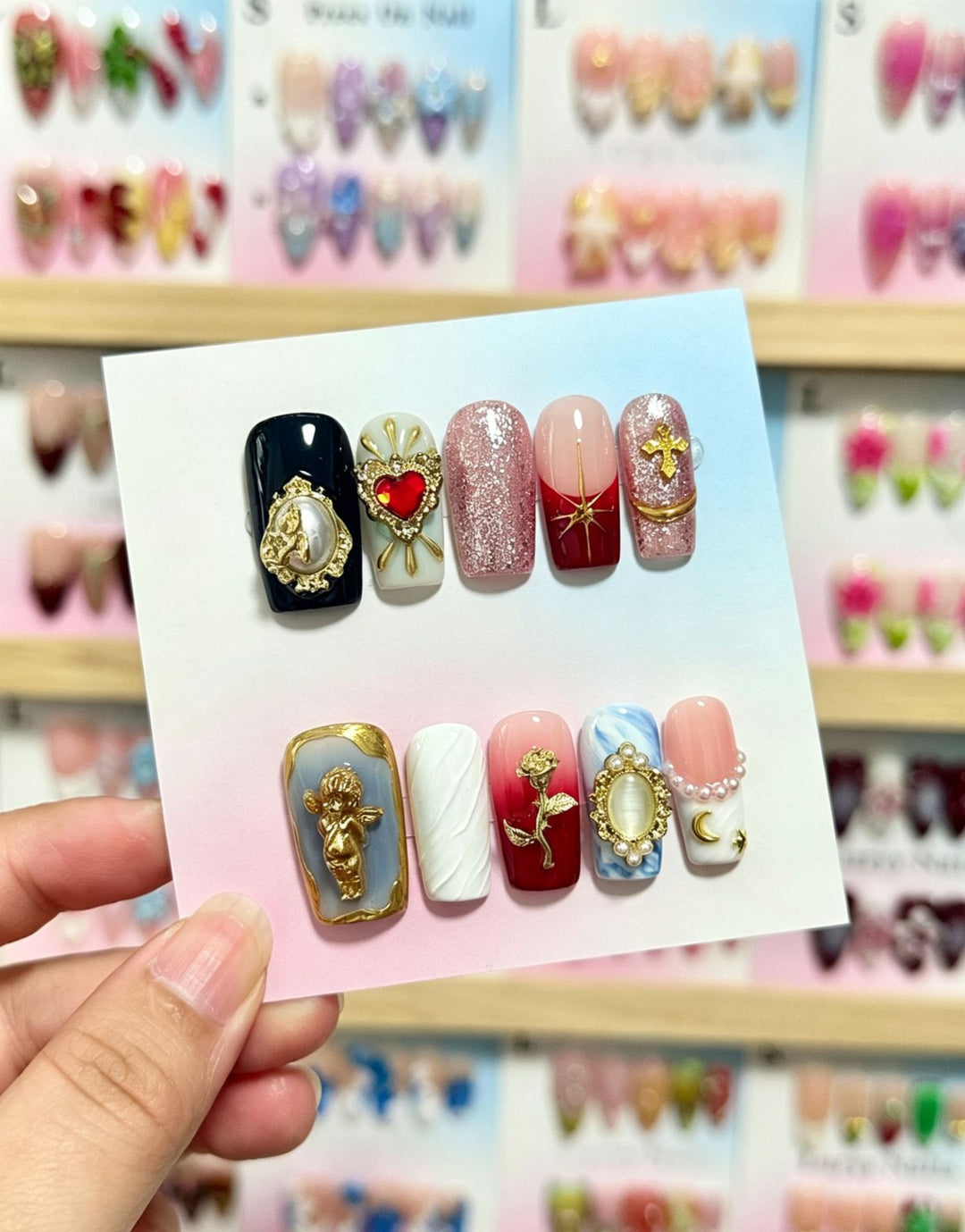 Kreatives Dekoratives Press-On Nagelset mit Charms und einzigartigen Designs