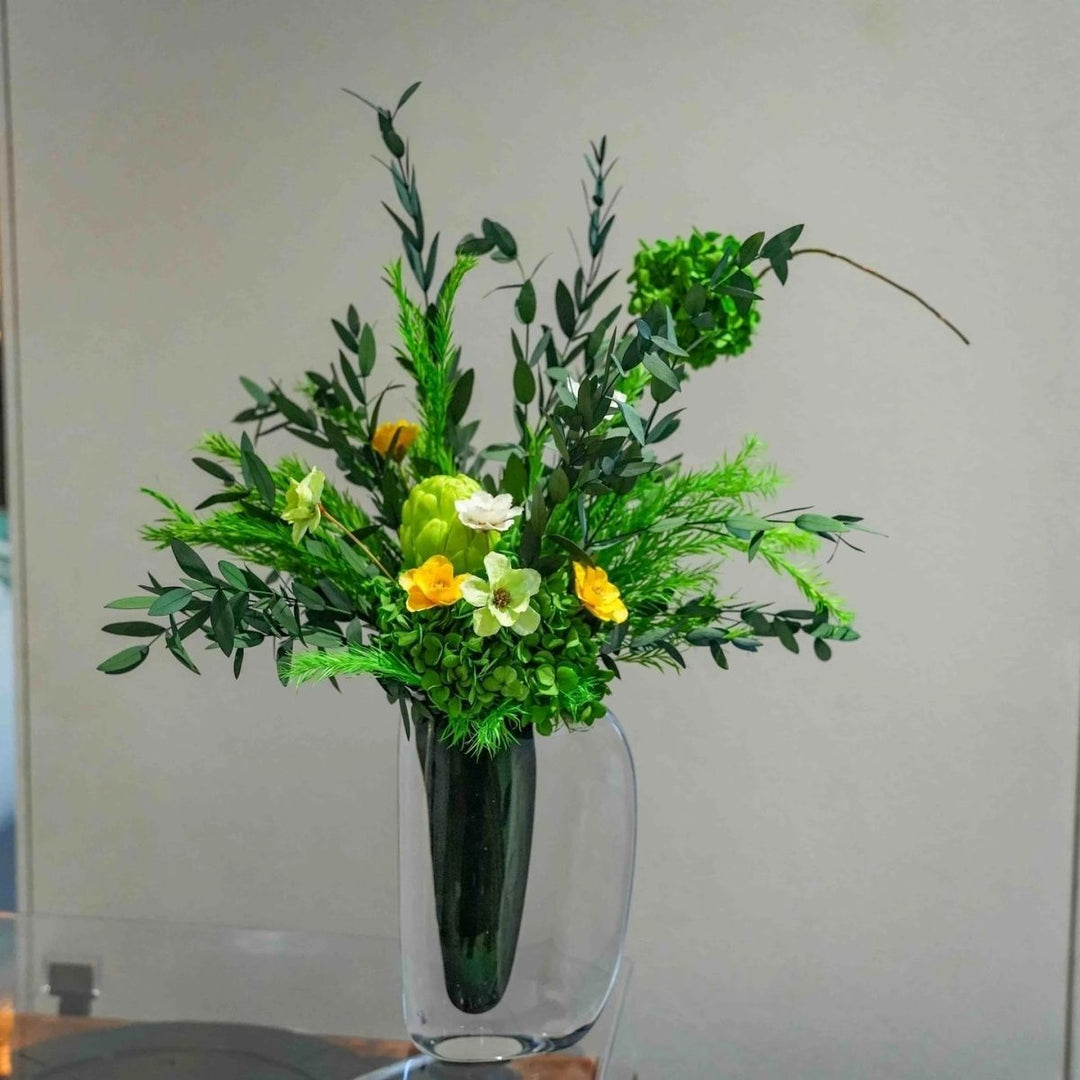 Lebensechte gemischte Blumenarrangement