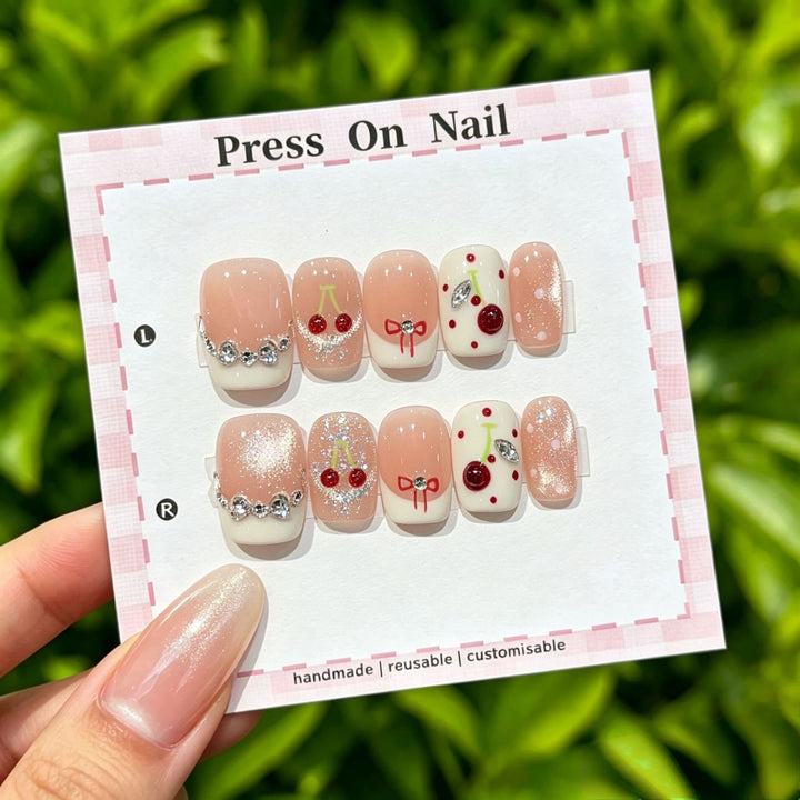 Künstlerisches Press-On Nagelset mit floralen und gemusterten Designs