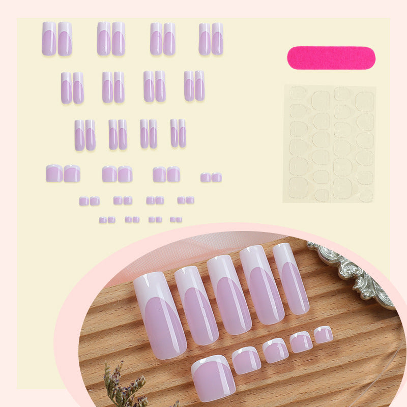 Kreatives Nagelset mit elegantem French-Tip und Glitzereffekten Karnz