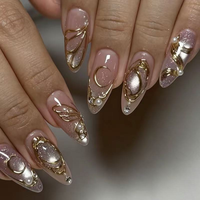 Künstlerisches Press-On-Nagelset mit goldenen Akzenten Karnz