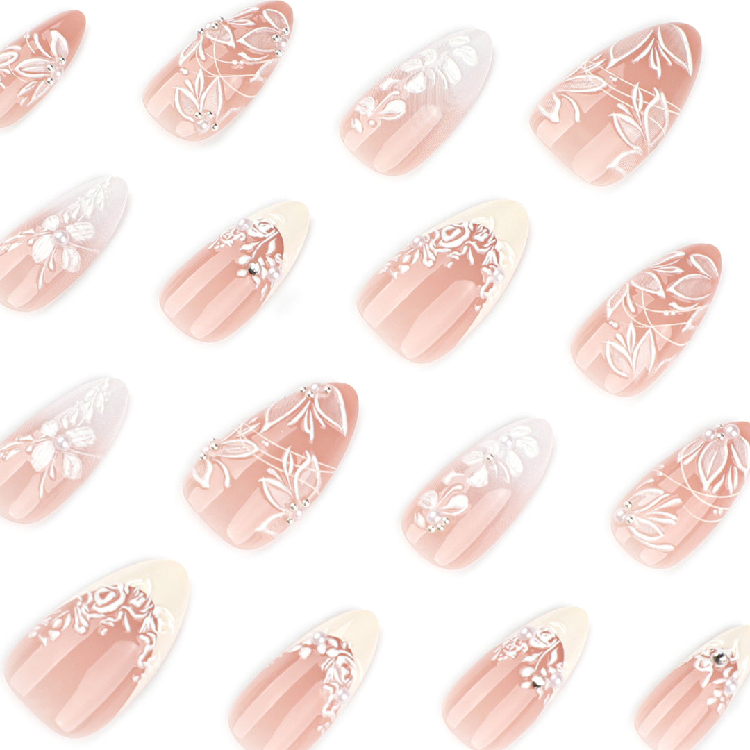 Premium Nagelkunst mit Blumendesign und glitzernden Akzenten Karnz