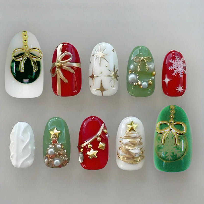 Kunstnagelset mit festlichen Weihnachtsmotiven und glamourösen Goldverzierungen Karnz