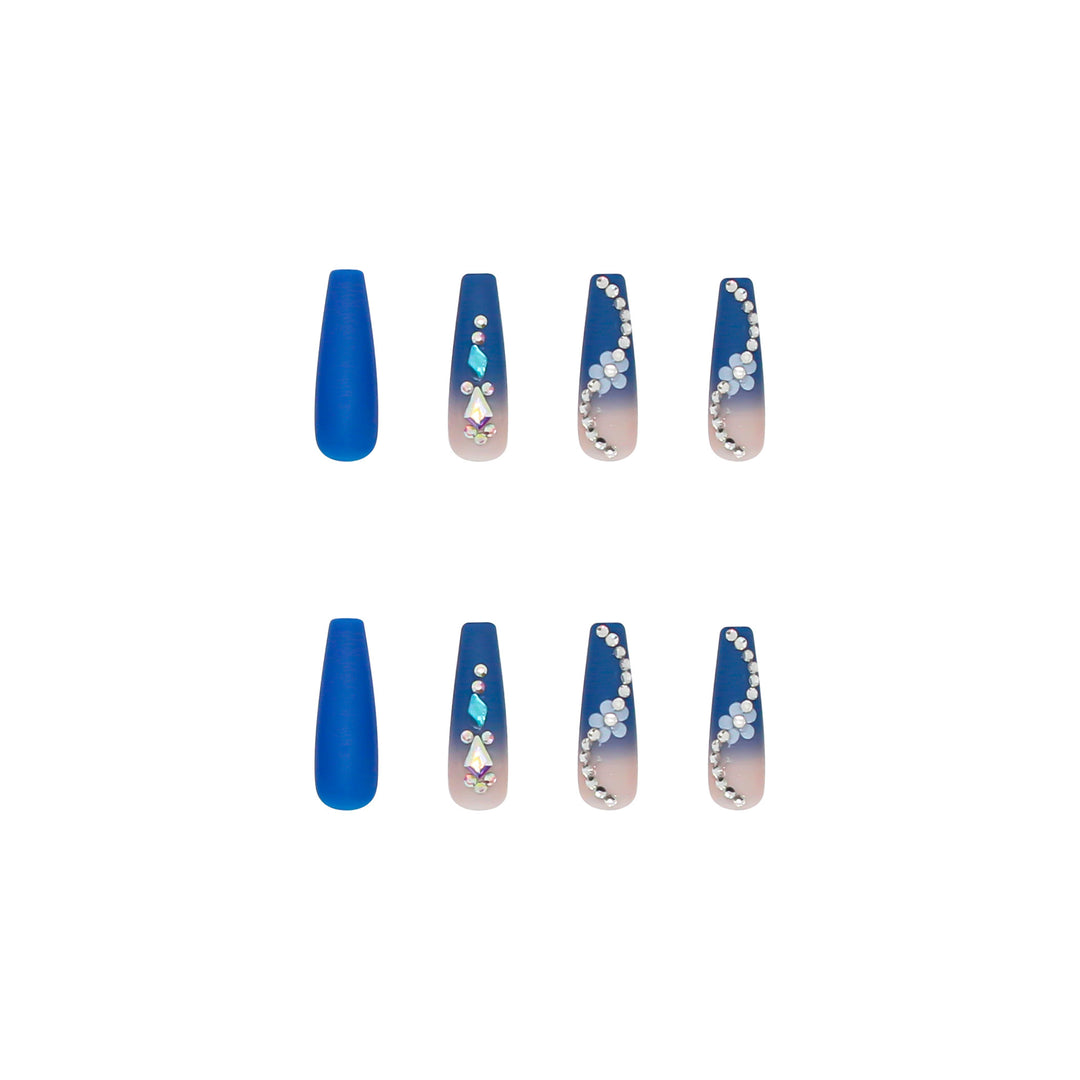 Kunstnagelset mit eleganten 3D-Blumenmotiven und Glitzerakzenten Karnz