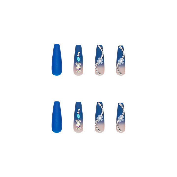 Kunstnagelset mit eleganten 3D-Blumenmotiven und Glitzerakzenten Karnz
