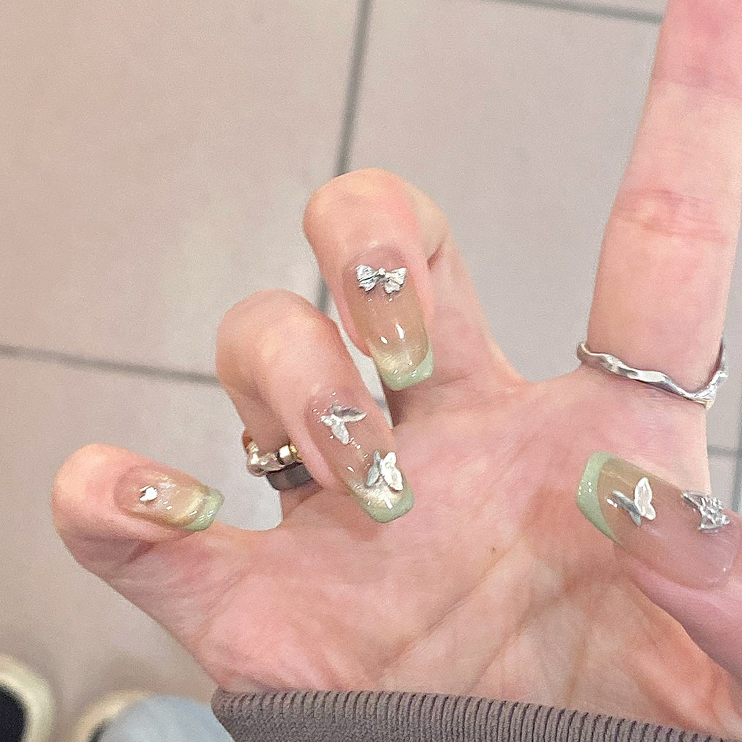 Elegante Kunstnägel mit Schmetterlingsdesign Karnz