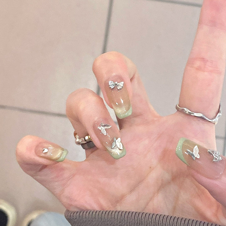 Elegante Kunstnägel mit Schmetterlingsdesign Karnz