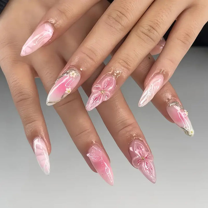 Dekorative Blumen-Nagelkunst Verlängerungen Karnz