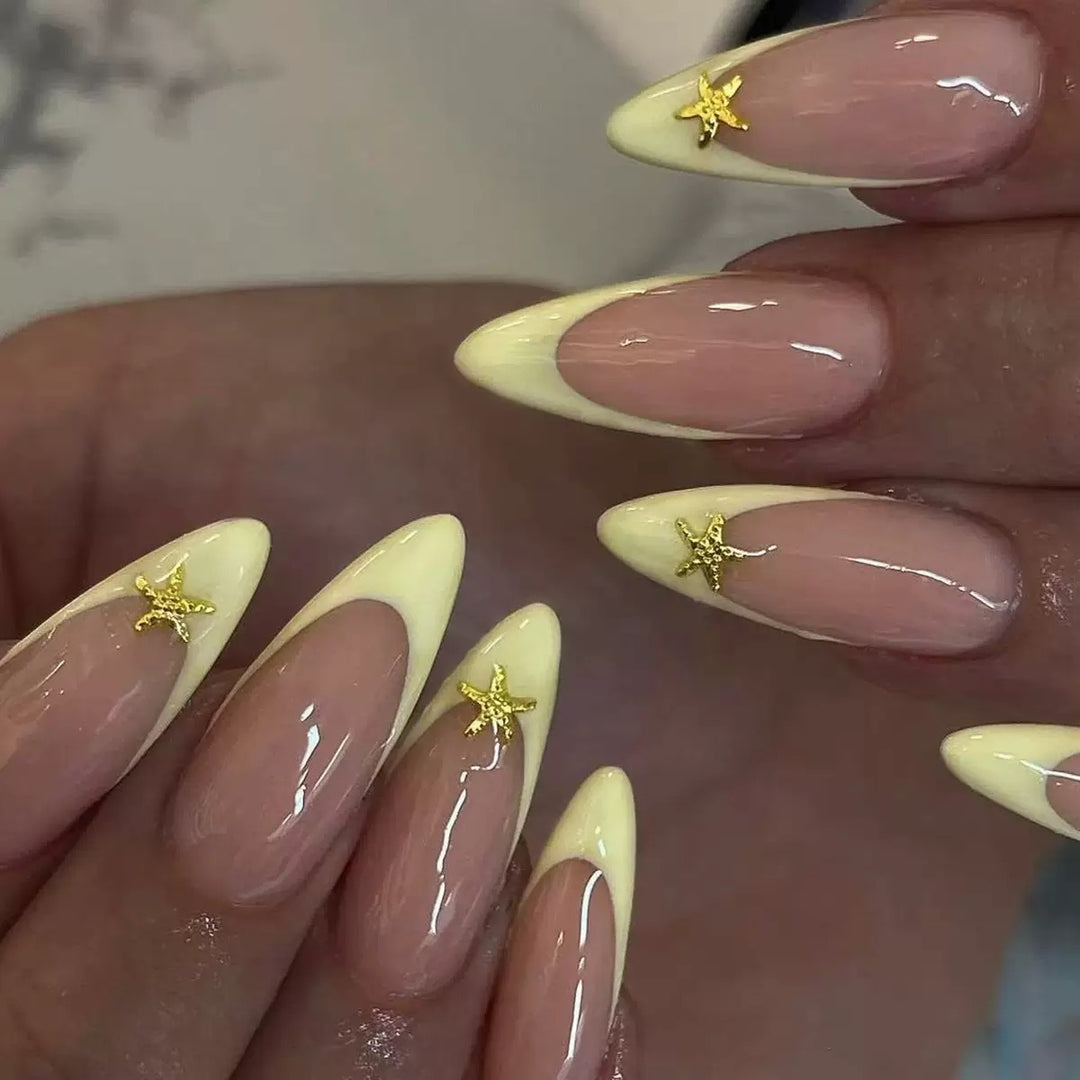 Kunstnagelset mit eleganten Spitzen und goldenen Verzierungen Karnz