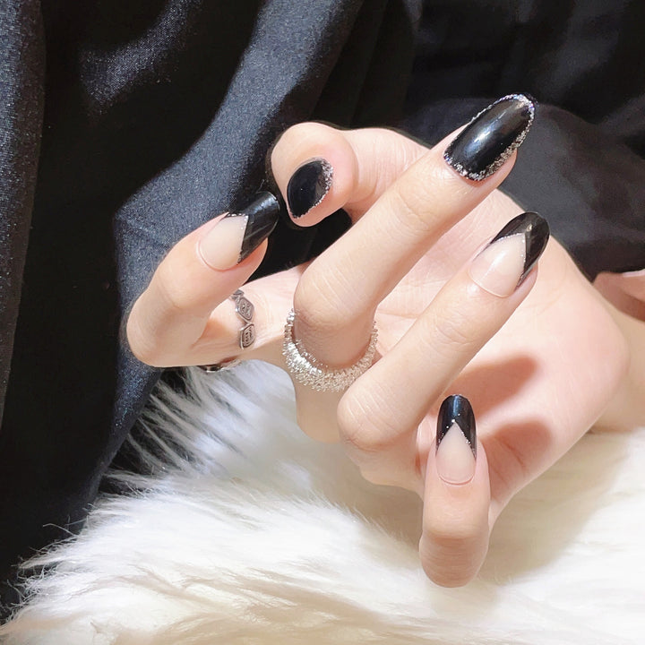 Künstlerisches Press-On-Nageldesign mit geometrischen Mustern