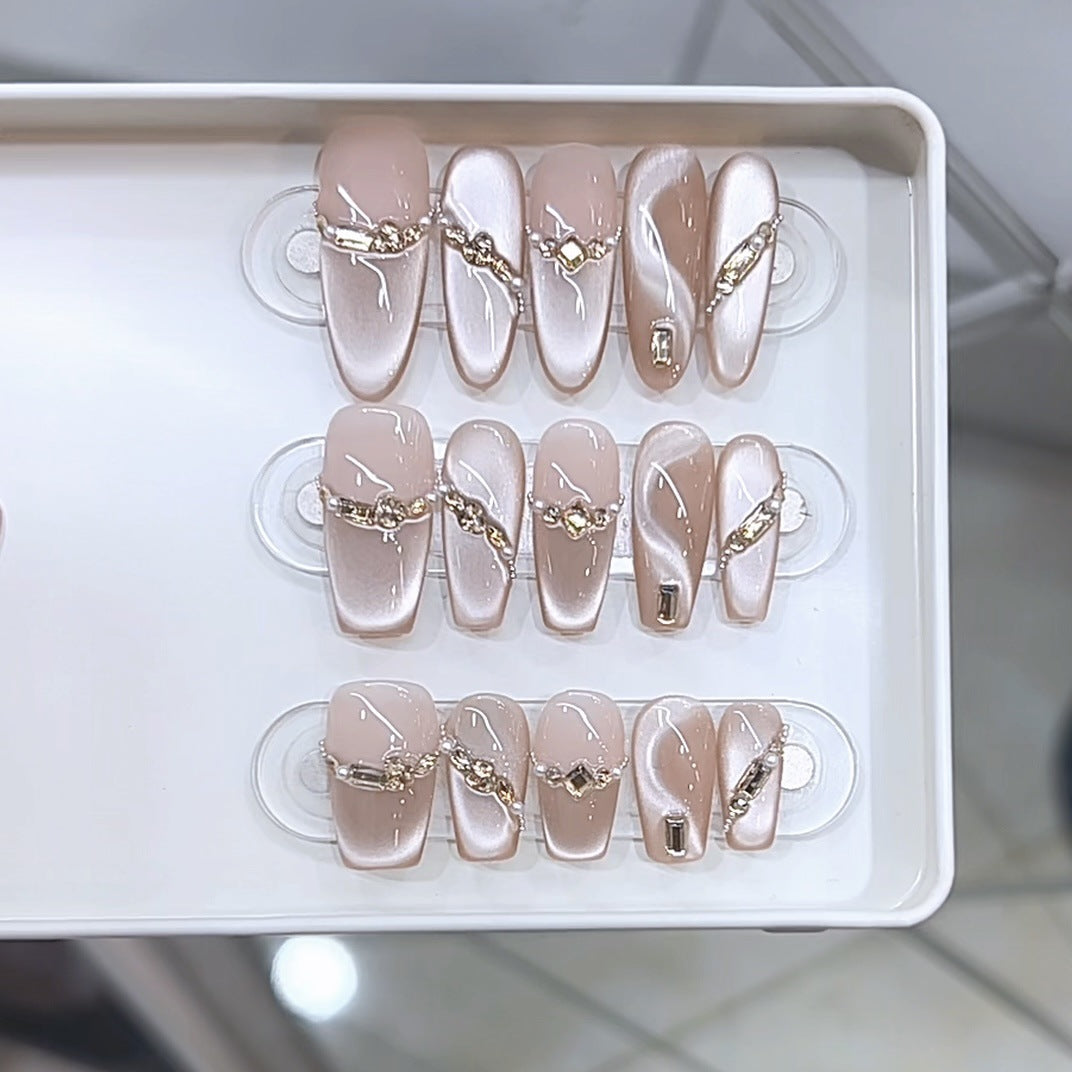 Stilvolles Druck-On-Nagelset mit Strassakzenten Karnz