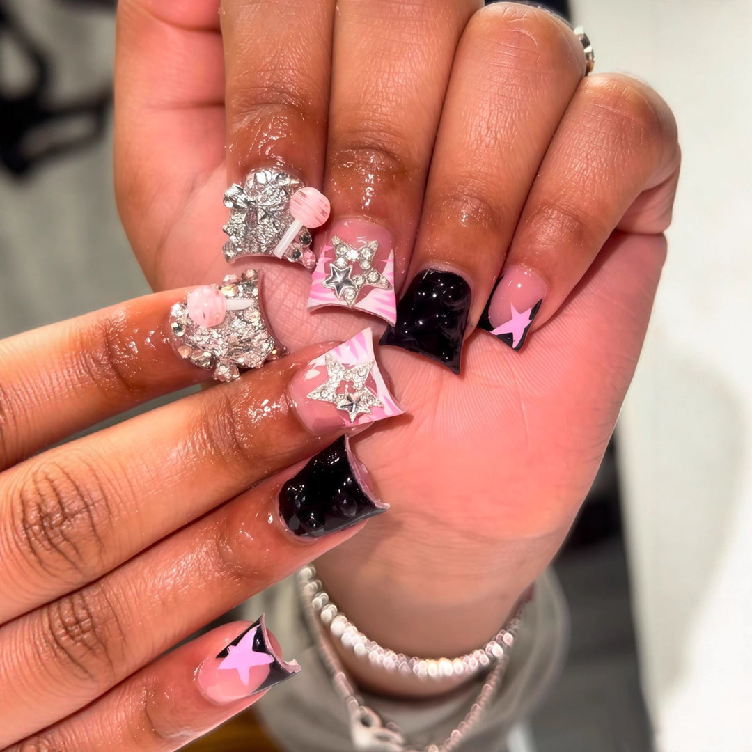 Glamouröse dekorative Press-On-Nagelkunst Karnz